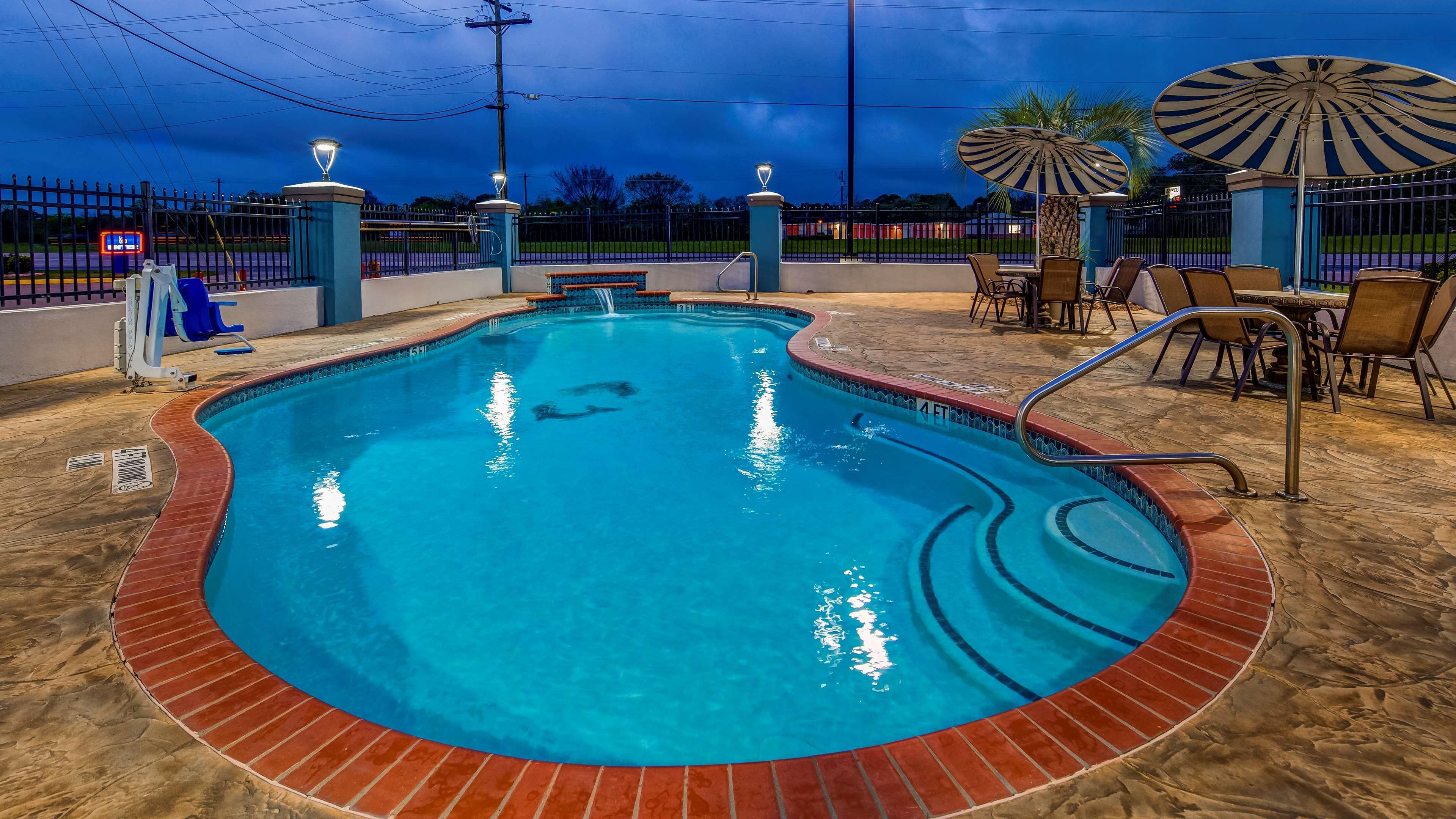 Surestay Plus Hotel By Best Western Alvin Exterior photo
