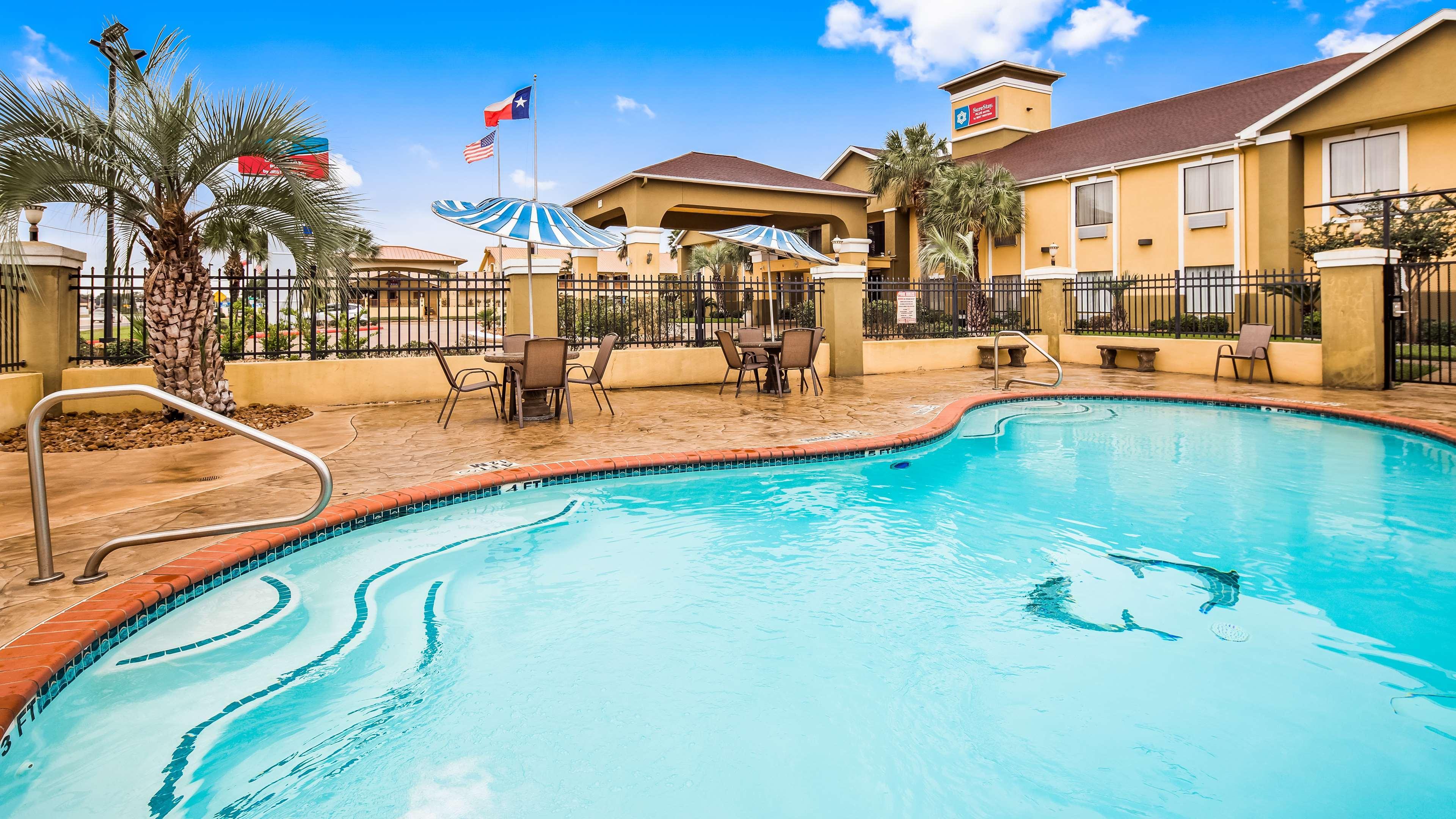 Surestay Plus Hotel By Best Western Alvin Exterior photo
